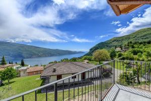 One-Bedroom Apartment Ground Floor with Lake View