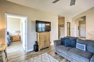 Barefoot Resort Condo w Pool, Tennis Court Access