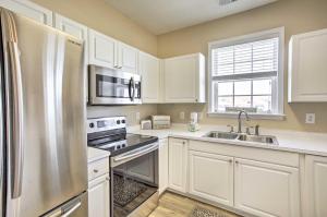 Barefoot Resort Condo with Pool, Tennis Court Access