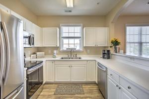 Barefoot Resort Condo w Pool, Tennis Court Access