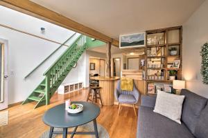 Cozy-Chic Abode Hang Glide, Hike, Rock Climb