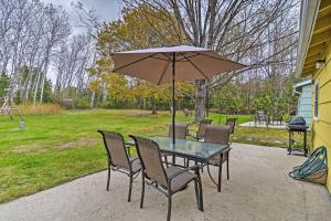 Pet-Friendly Charlevoix Cabin Walk to Lakefront! - Hotel 4 stelle a Charlevoix