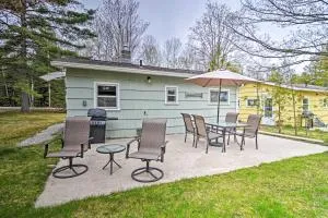 Charlevoix Cabin with Patio and Grill - Steps to Lake! - 沙勒瓦