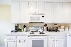 Bethany Bay --- 4703 Pettinaro