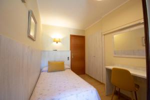 Single Room with River View room in Hostal Noguera