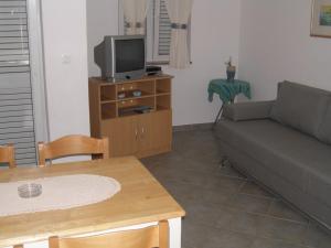 Apartment in Sukošan with balcony, air conditioning, WiFi (4941-2)