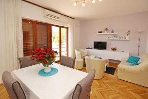 Apartments with parking space Baska, Krk - 18861