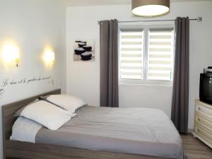 Maisons de vacances Holiday Home Le Cedre Bleu by Interhome : photos des chambres