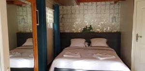 Maison dHôtes et Roulotte" Le 6 Bis"