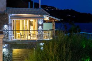 Black Rocks Family, Luxury Seafront Beach Maisonette