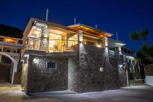 Black Rocks Family, Luxury Seafront Beach Maisonette