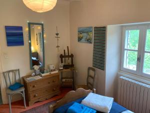 B&B / Chambres d'hotes Vingt Vieux Bourg : Chambre Familiale avec Salle de Bains Privative - Vue sur Vieille Ville