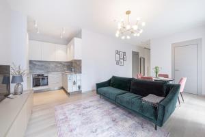 Brand new apartment with terrace near the sea