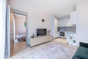 Brand new apartment with terrace near the sea