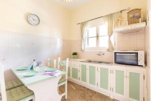 Aloe Seaview Apartments with private Hot Tub by Konnect