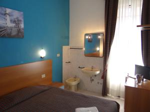 Single Room with Shared Bathroom room in Hotel Amendola Fiera