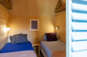 B&B / Chambres d'hotes La Ferme du golf, gite atypique et artistique : photos des chambres