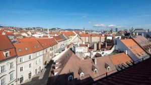 Majestic views from a 60m2 private terrace - Castle, Cathedral, Old Town