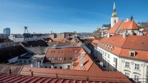 Majestic views from a 60m2 private terrace - Castle, Cathedral, Old Town