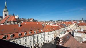 Majestic views from a 60m2 private terrace - Castle, Cathedral, Old Town