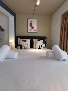 SHWAY - The Red With Pearls