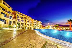Blue Horizon Lux Apartment with Pool
