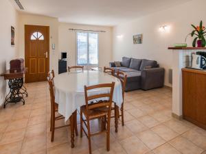 Maisons de vacances Spacious Holiday Home in Aigues vives : photos des chambres