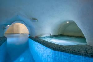 Mystagoge cave pooljacuzzi, cellar and hammam