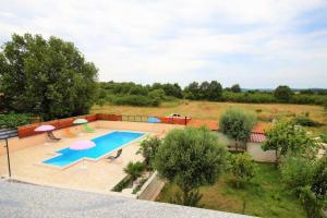 Sunny apartment with pool