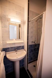 Hotels Hotel de la Place : Chambre Double avec Salle de Bains Privative