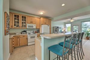 Bright Manistee Condo with Beach and Pool Access!