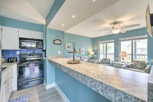 Panama City Condo with Balcony and Pool, Walk to Beach