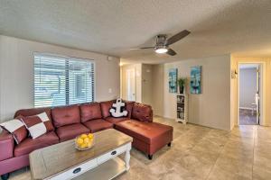 Bright Venice Home with Yard Less Than 4 Miles to Beach!