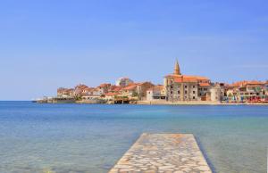 Holiday house in Buje with balcony, air conditioning, W-LAN, washing machine (567-1)