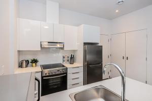 New and Perfectly Located 1 Bedroom Apartment by Den Stays