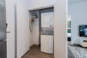 New and Perfectly Located 1 Bedroom Apartment by Den Stays