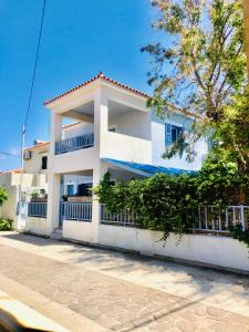 Blue Seaside Spacious Maisonette