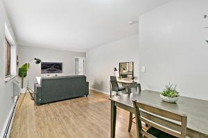 Stunning 1BR Apartment at Center of Lakeview - Oakdale 211
