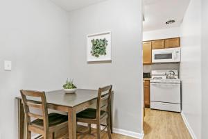 Stunning 1BR Apartment at Center of Lakeview - Oakdale 211