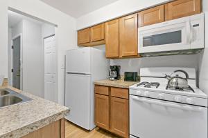 Stunning 1BR Apartment at Center of Lakeview - Oakdale 211
