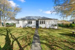 Centrally Located - Greytown Holiday Home - Carterton