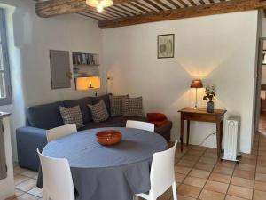 Maisons de vacances Stylish house with heated pool in Lacoste : photos des chambres