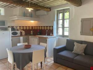 Maisons de vacances Stylish Holiday Home in Lacoste with Swimming Pool and airco : photos des chambres