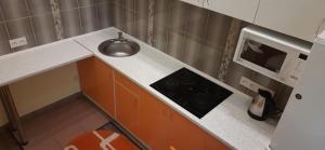 2-комнатная с раздельными комнатами, парковочное место для авто, центр, улица Короленко 15