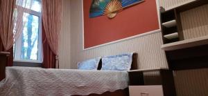 2-комнатная с раздельными комнатами, парковочное место для авто, центр, улица Короленко 15