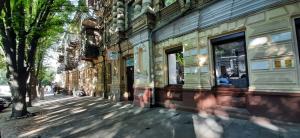 2-комнатная с раздельными комнатами, парковочное место для авто, центр, улица Короленко 15