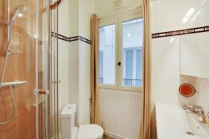Suite junior avec balcon et vue sur Arc de Triomphe