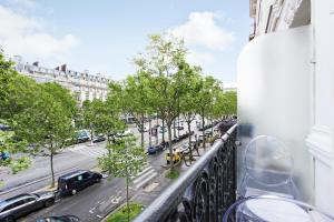 B&B / Chambres d'hotes Suite junior avec balcon et vue sur Arc de Triomphe : photos des chambres