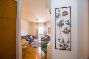 Apartment Dora near Center with Private Garage 