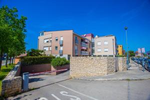 Apartment Dora near Center with Private Garage 